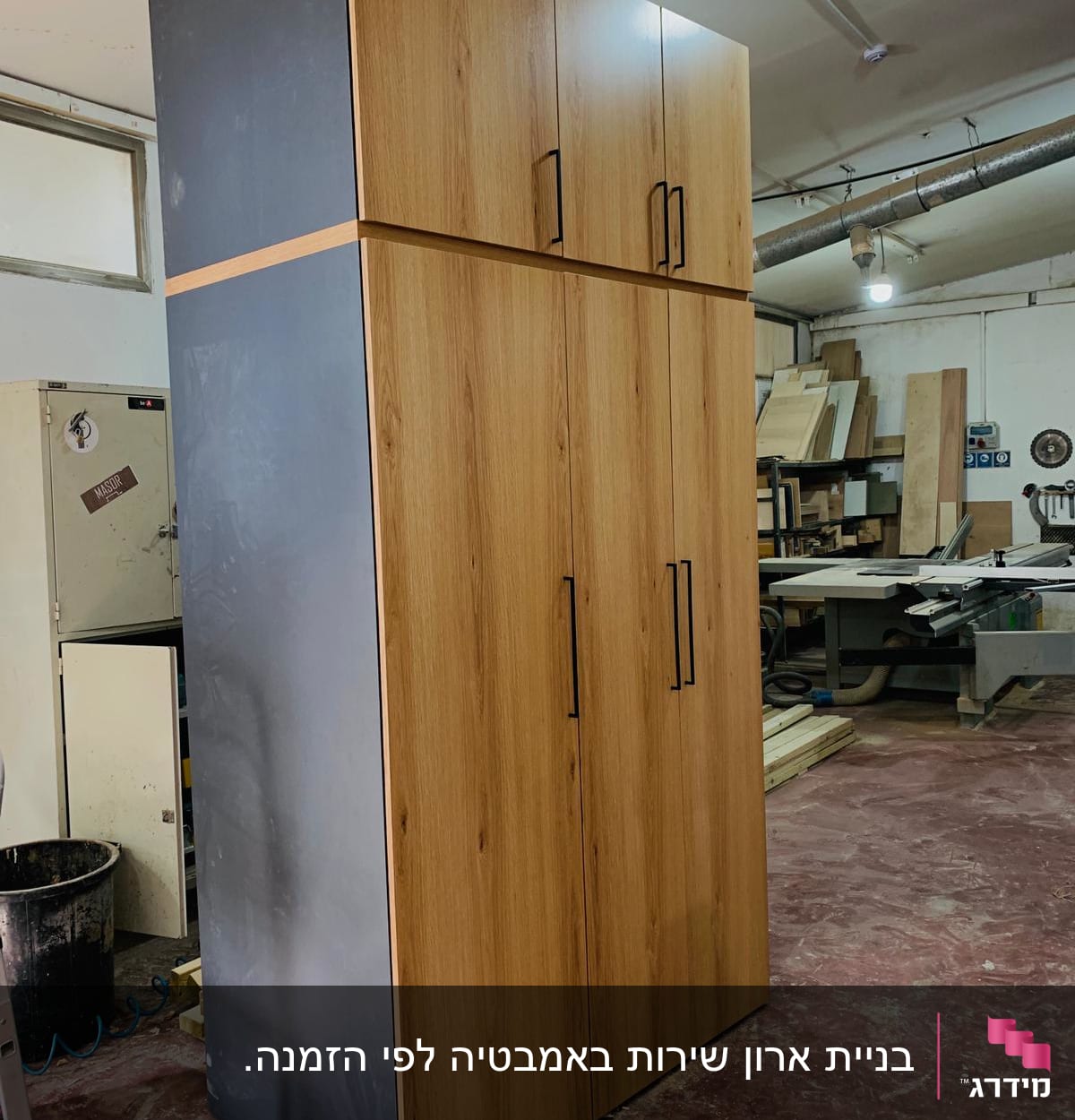 ארון עץ גבוה עם דלתות וידיות שחורות